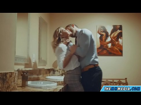 ❤️ 当一个胸大无脑的金发女郎在公共厕所里勾引你时 ❤❌ Quality sex❌❤